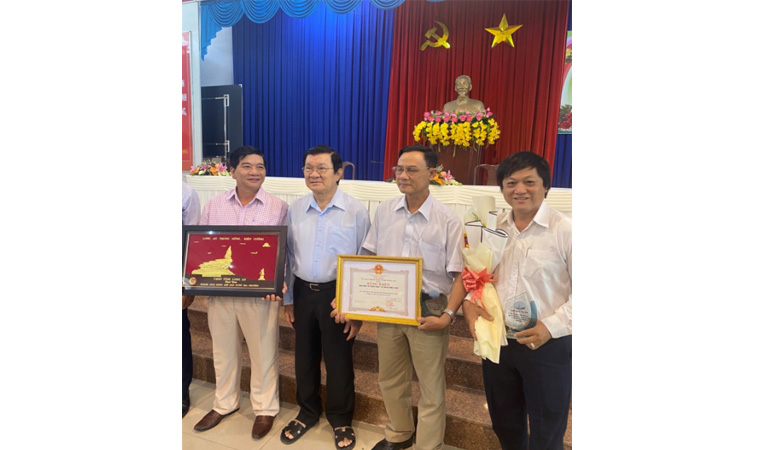 Nguyên Chủ tịch Nước – Trương Tấn Sang tặng bằng khen và UBND huyện Đức Hoà tặng kỷ niệm chương cho 